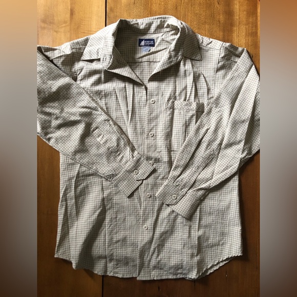Lightweight button down hiking shirt - Picture 2 of 3